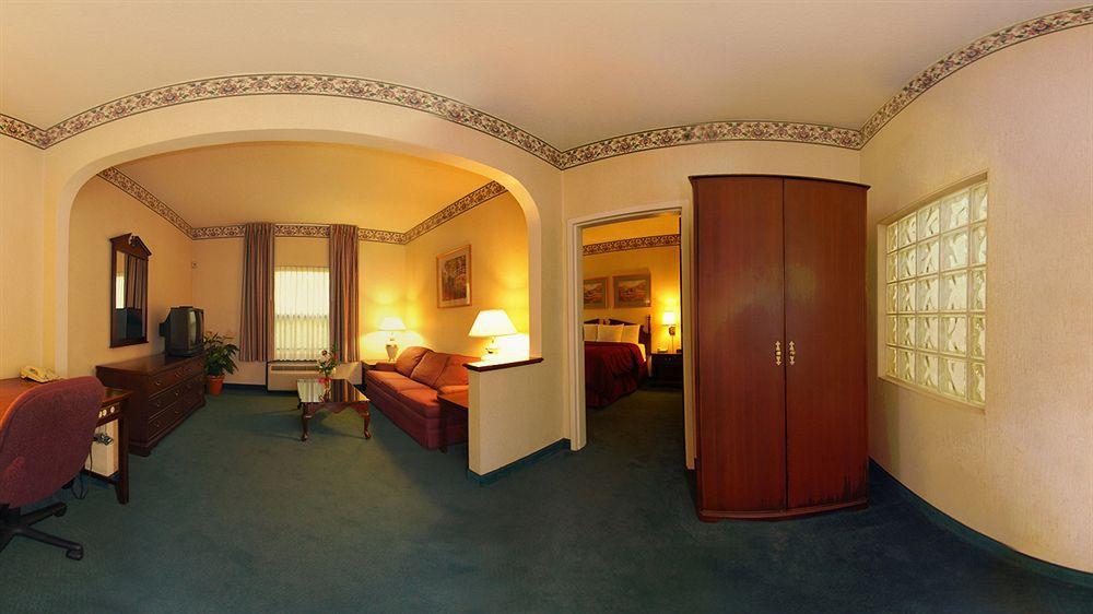 Clarion Inn & Suites Northwest Indianapolis Eksteriør billede