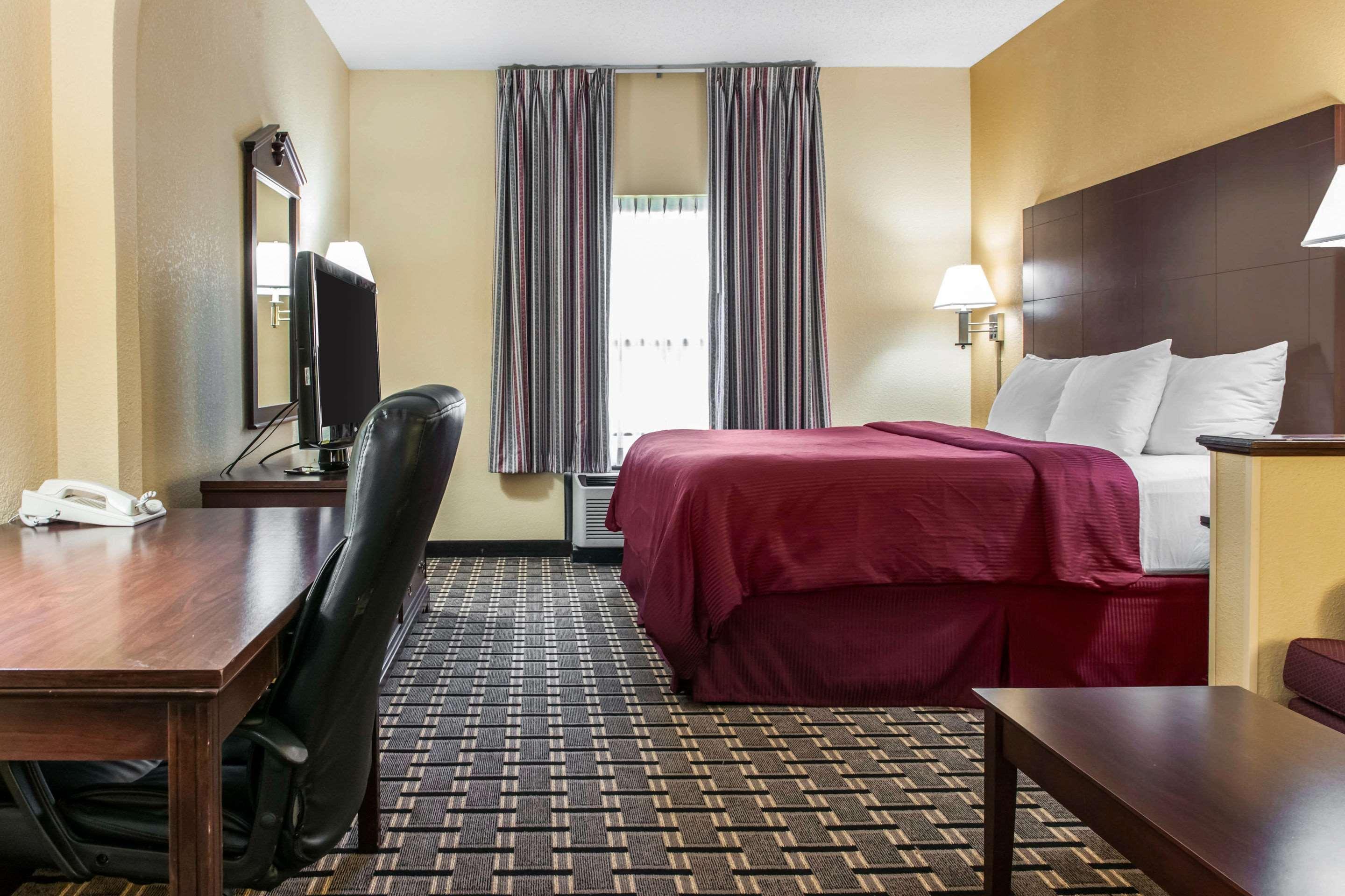 Clarion Inn & Suites Northwest Indianapolis Eksteriør billede