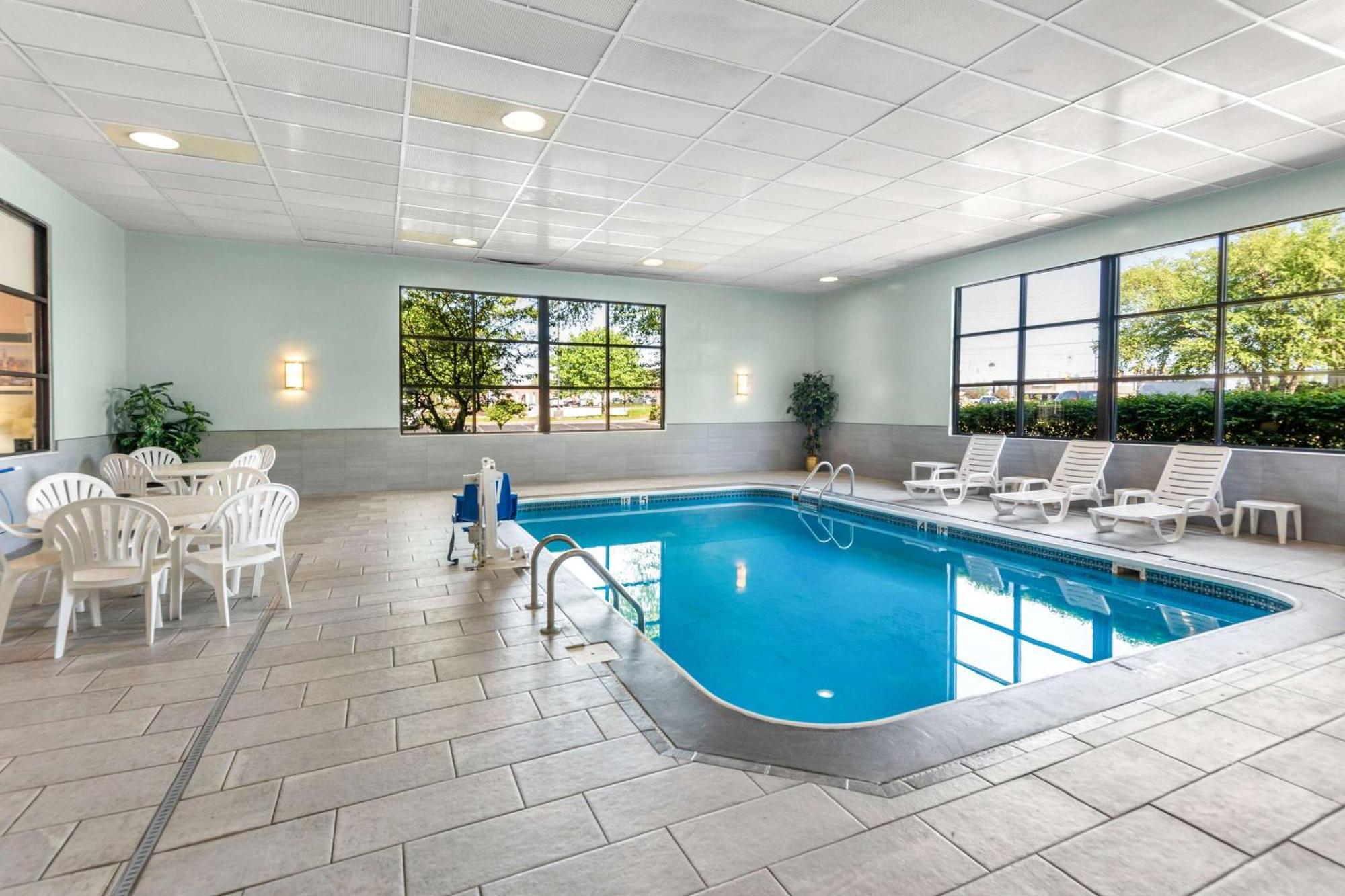 Clarion Inn & Suites Northwest Indianapolis Eksteriør billede