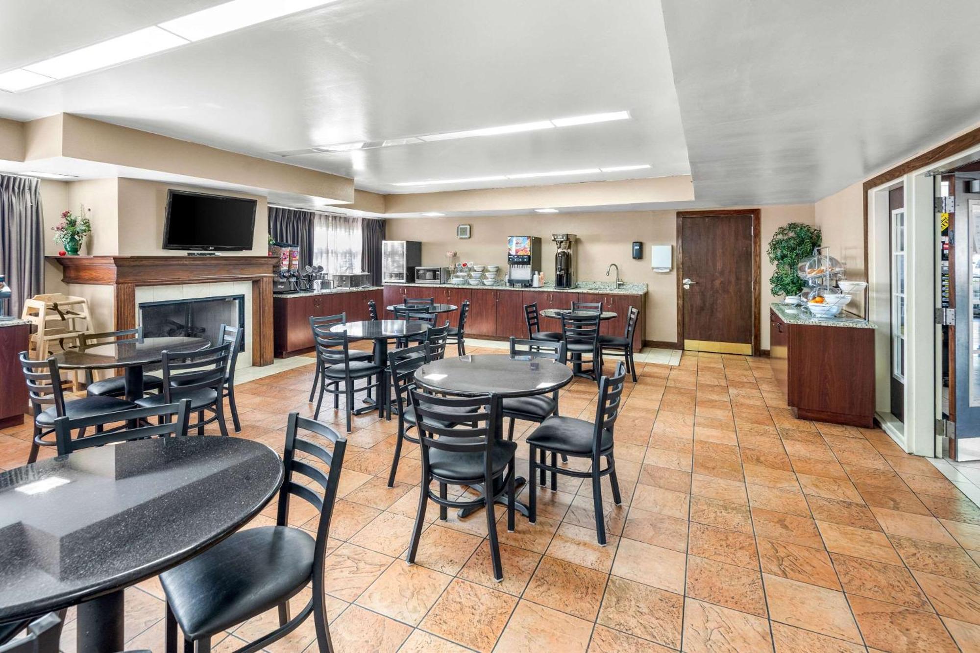 Clarion Inn & Suites Northwest Indianapolis Eksteriør billede
