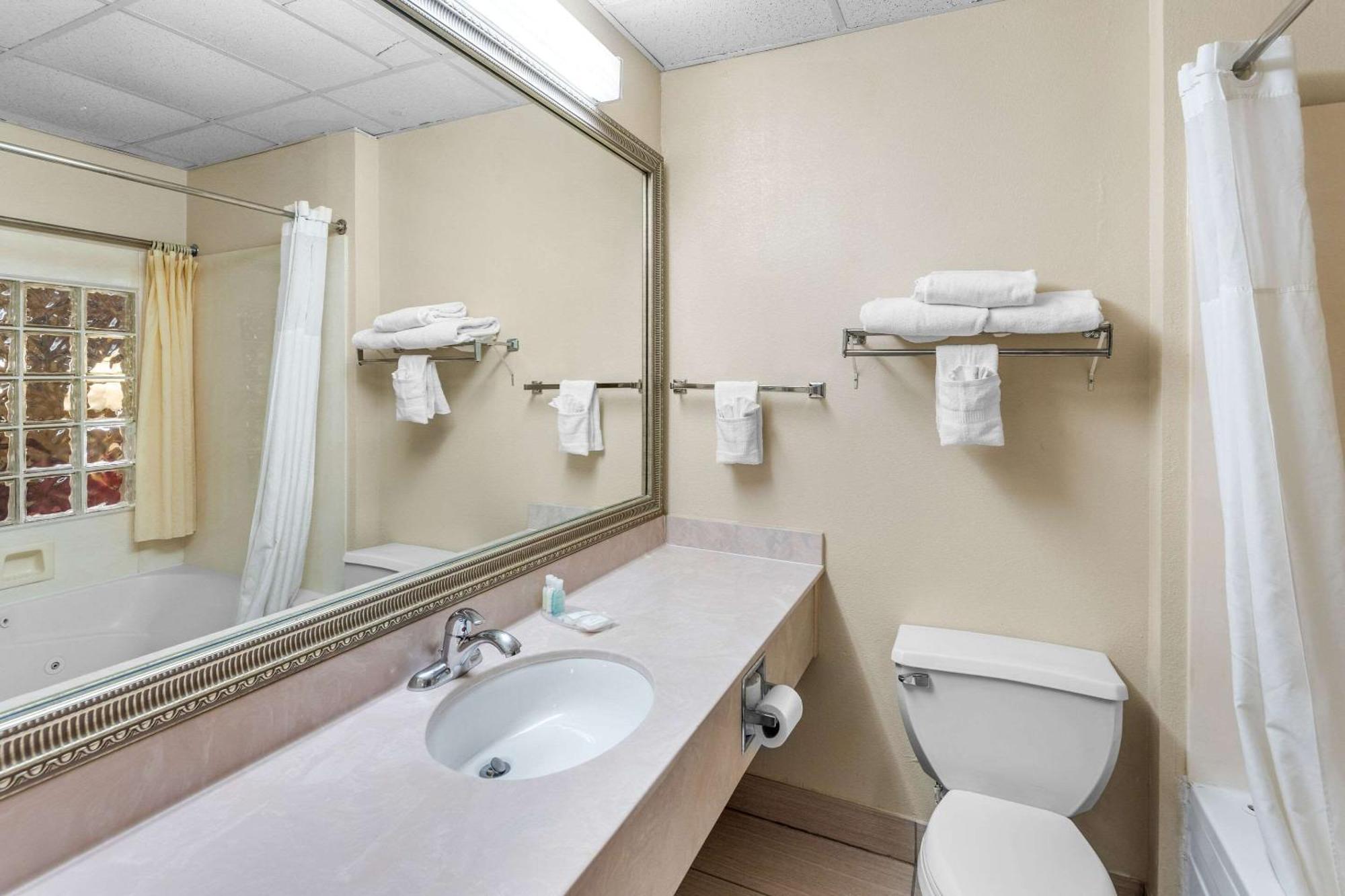 Clarion Inn & Suites Northwest Indianapolis Eksteriør billede
