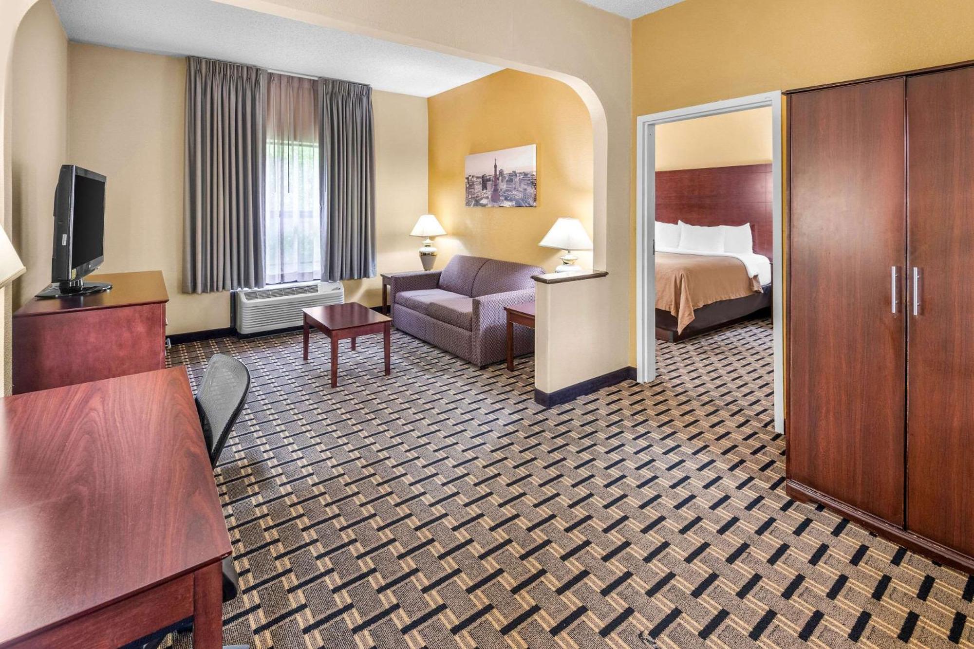 Clarion Inn & Suites Northwest Indianapolis Eksteriør billede