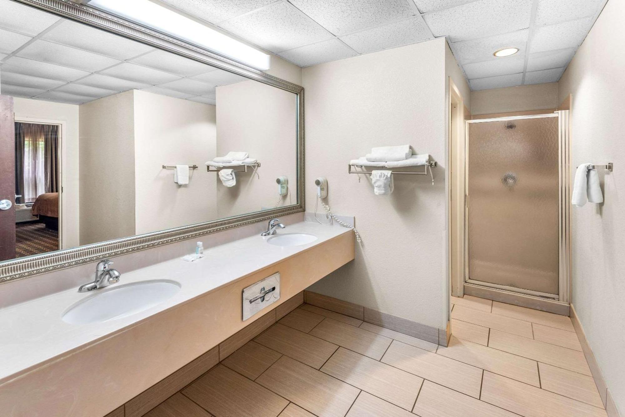 Clarion Inn & Suites Northwest Indianapolis Eksteriør billede