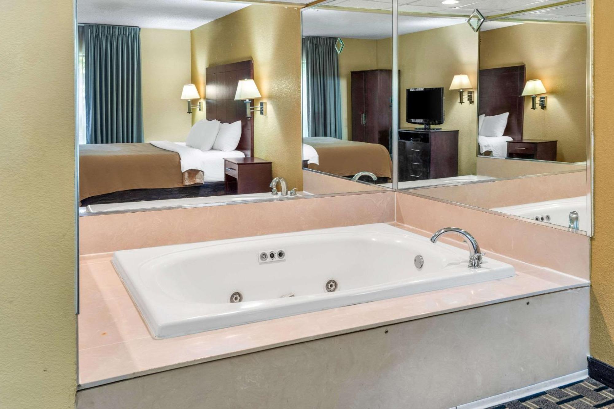 Clarion Inn & Suites Northwest Indianapolis Eksteriør billede