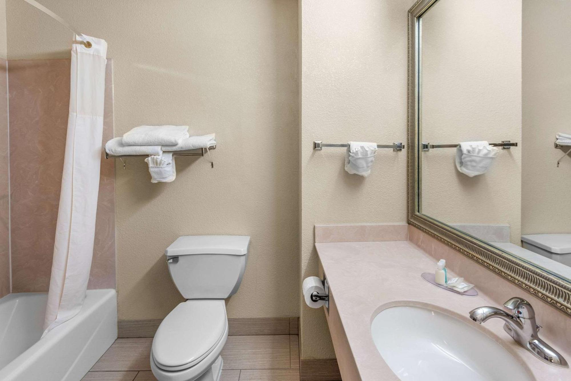 Clarion Inn & Suites Northwest Indianapolis Eksteriør billede