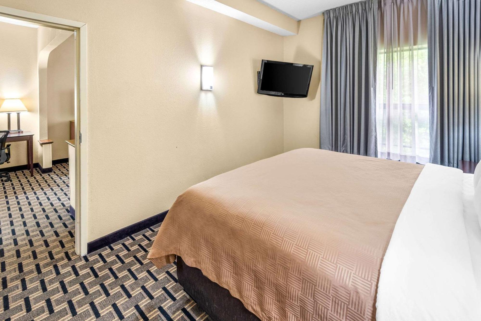 Clarion Inn & Suites Northwest Indianapolis Eksteriør billede