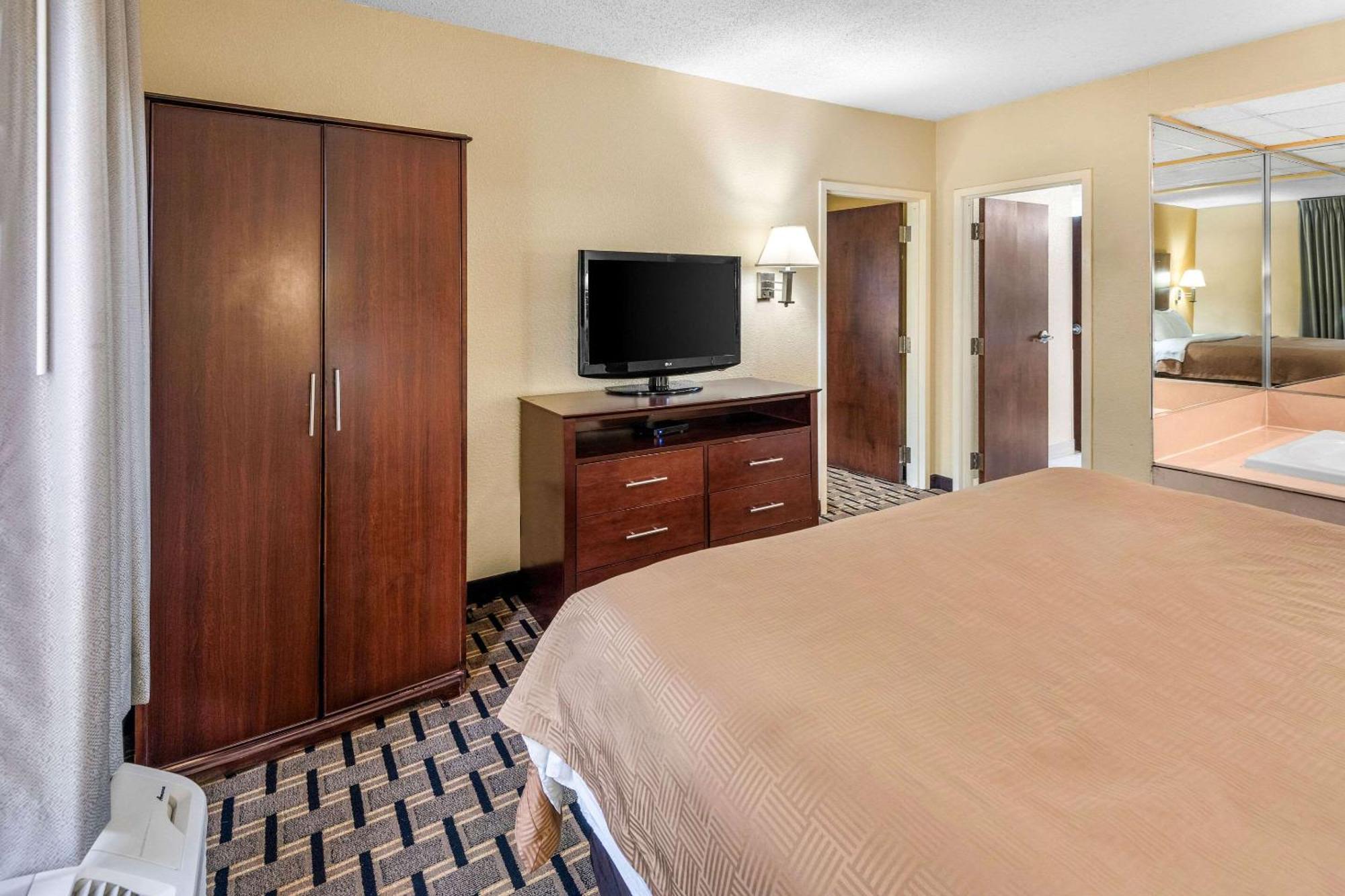 Clarion Inn & Suites Northwest Indianapolis Eksteriør billede
