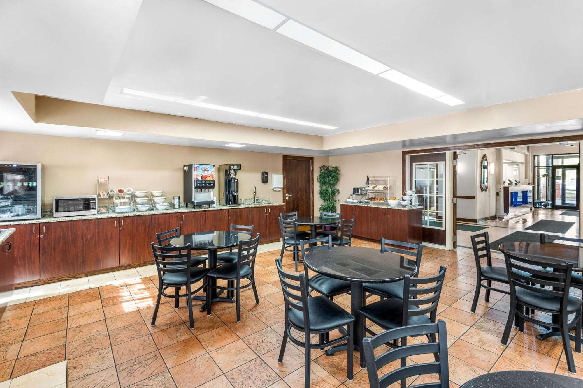 Clarion Inn & Suites Northwest Indianapolis Eksteriør billede