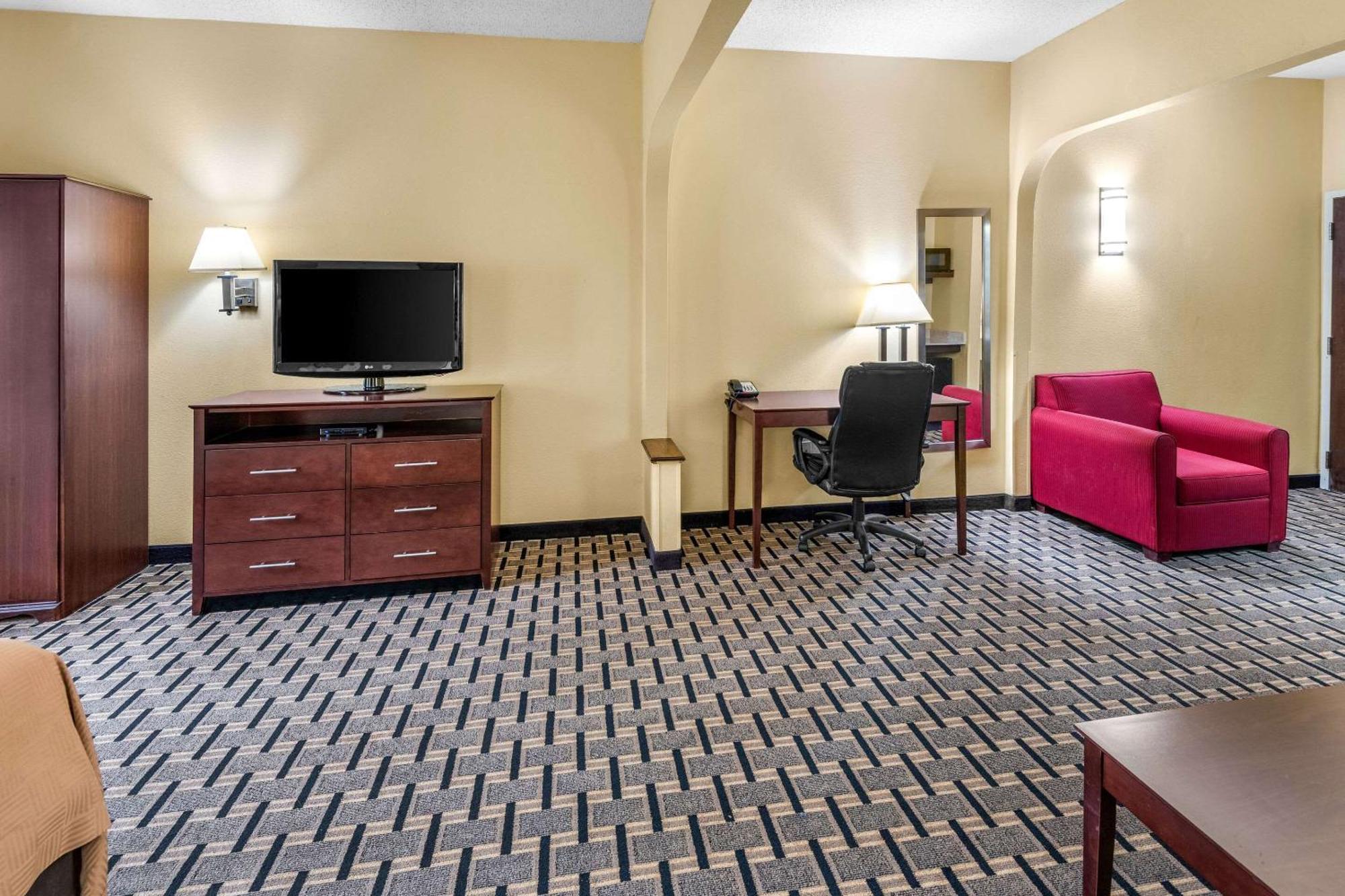 Clarion Inn & Suites Northwest Indianapolis Eksteriør billede
