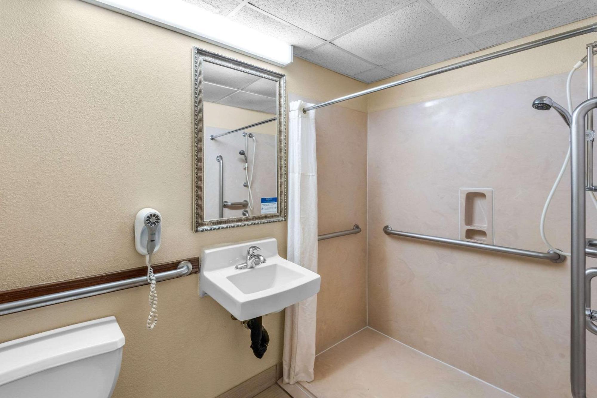 Clarion Inn & Suites Northwest Indianapolis Eksteriør billede