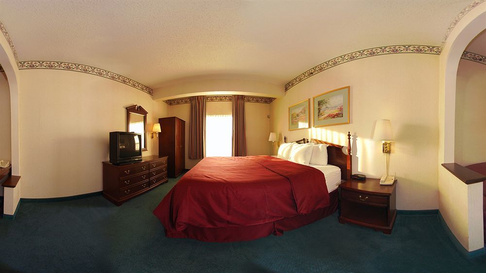 Clarion Inn & Suites Northwest Indianapolis Eksteriør billede